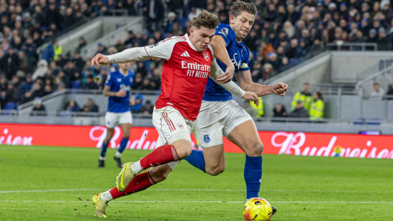 Arsenal develop the playing style on a solid defense and lightning quick ball winning tactics