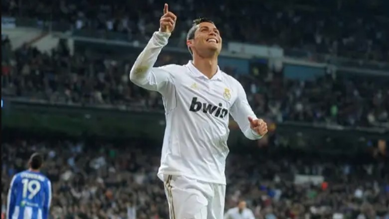 The 2011/12 kit featuring its iconic gold trim remains a favorite for its royal and elegant aesthetic