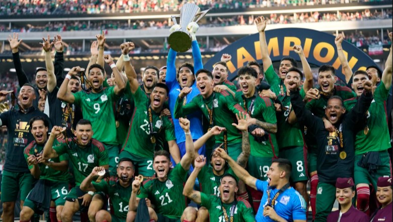 The transition from maroon to the iconic green, white, and red colors solidified the visual spirit of El Tri